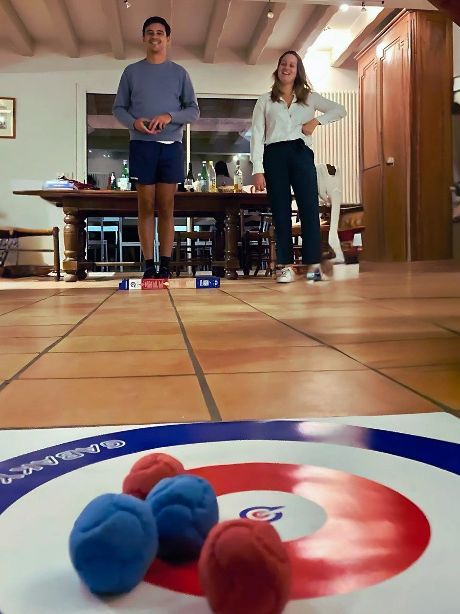 Un couple jouant dans le salon