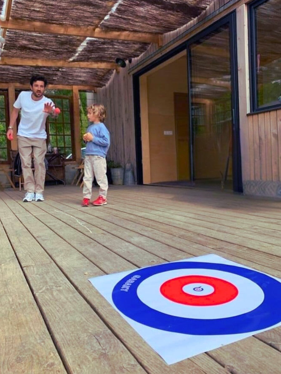 Père et fils jouant à Gabaky